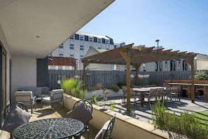 Outdoor dining - Modern Apartment, Private Parking & Terrace (Plymouth)