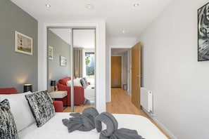 2 habitaciones, tabla de planchar con plancha, wifi y ropa de cama