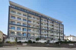 Exterior - Modern Apartment, Private Parking & Terrace (Plymouth)