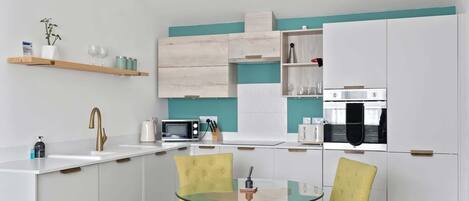 Frigorífico, microondas, horno y placa de cocina