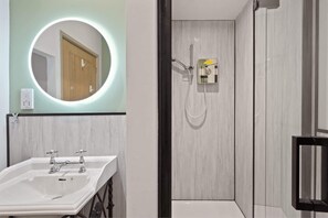 Douche, sèche-cheveux, serviettes fournies