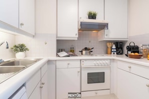 Réfrigérateur, four à micro-ondes, un four, surface de cuisson