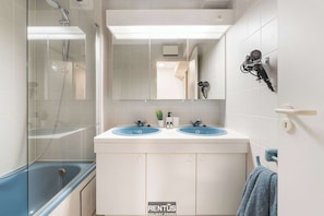 Douche, articles de toilette (gratuits), séchoir à cheveux