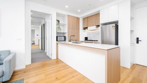 Private kitchen - Modern Luxe Charm with Balcony Parking Gym (Ivanhoe)