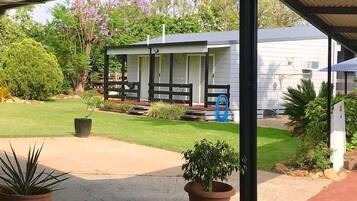 Depan hartanah - siang/malam