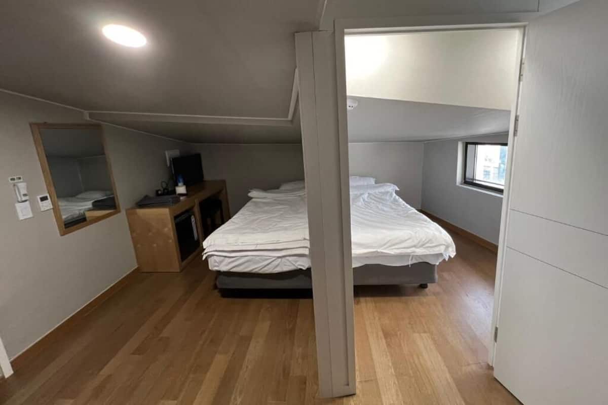 Basic Twin Room | Desk, free WiFi