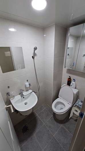 Shower, hair dryer, towels, shampoo