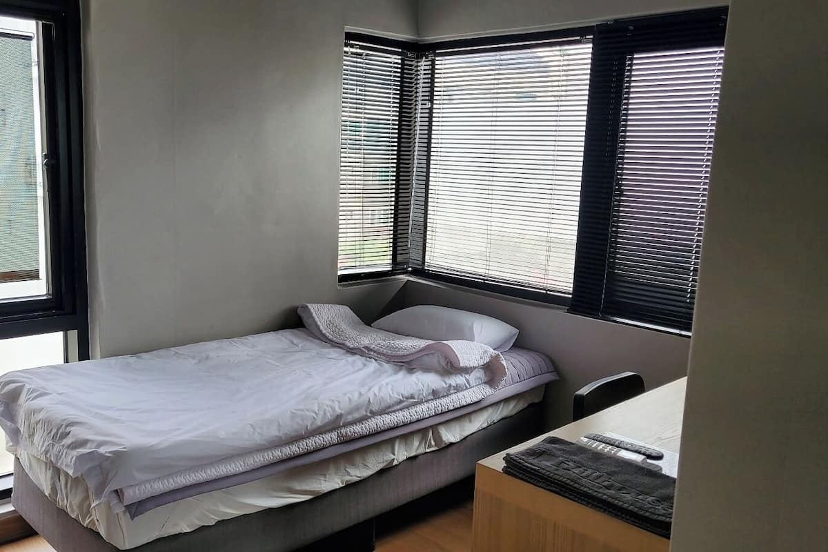 Basic Single Room | Desk, free WiFi