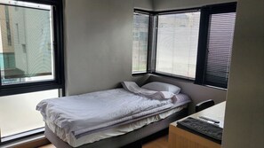Basic Single Room | Desk, free WiFi - Jhillhouse (Seoul)