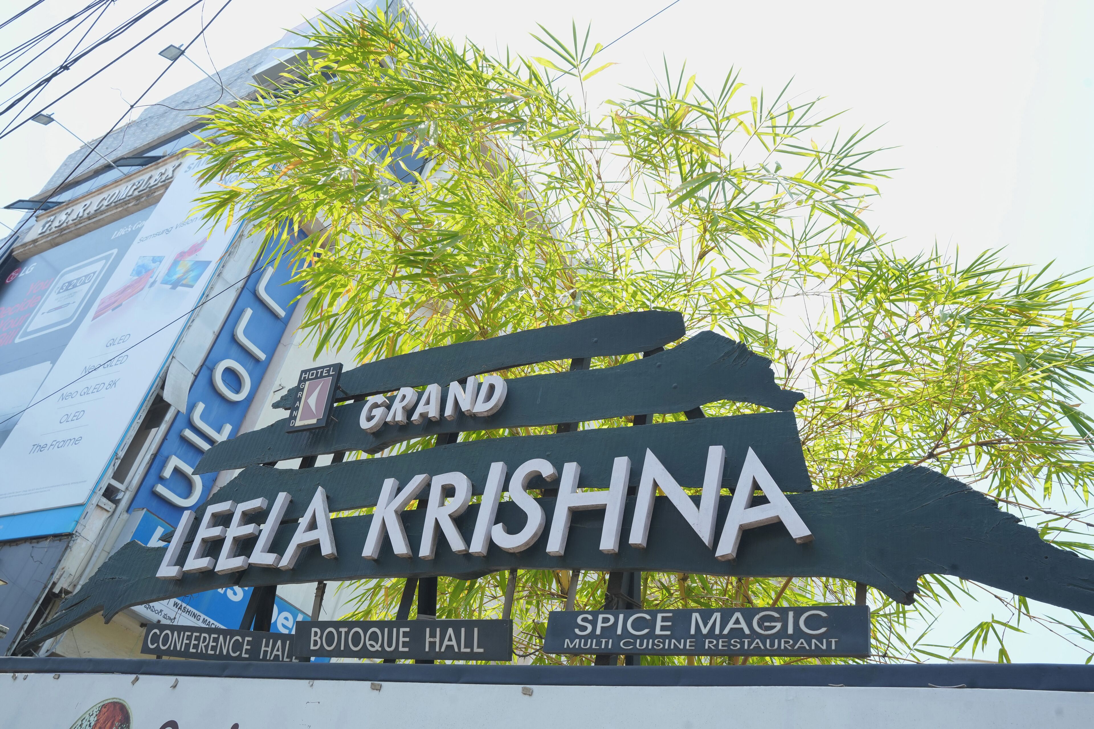 Schild für Leela Krishna, ein Restaurant mit verschiedenen Küchen, mit Text für Konferenzraum und Boutique-Saal.
