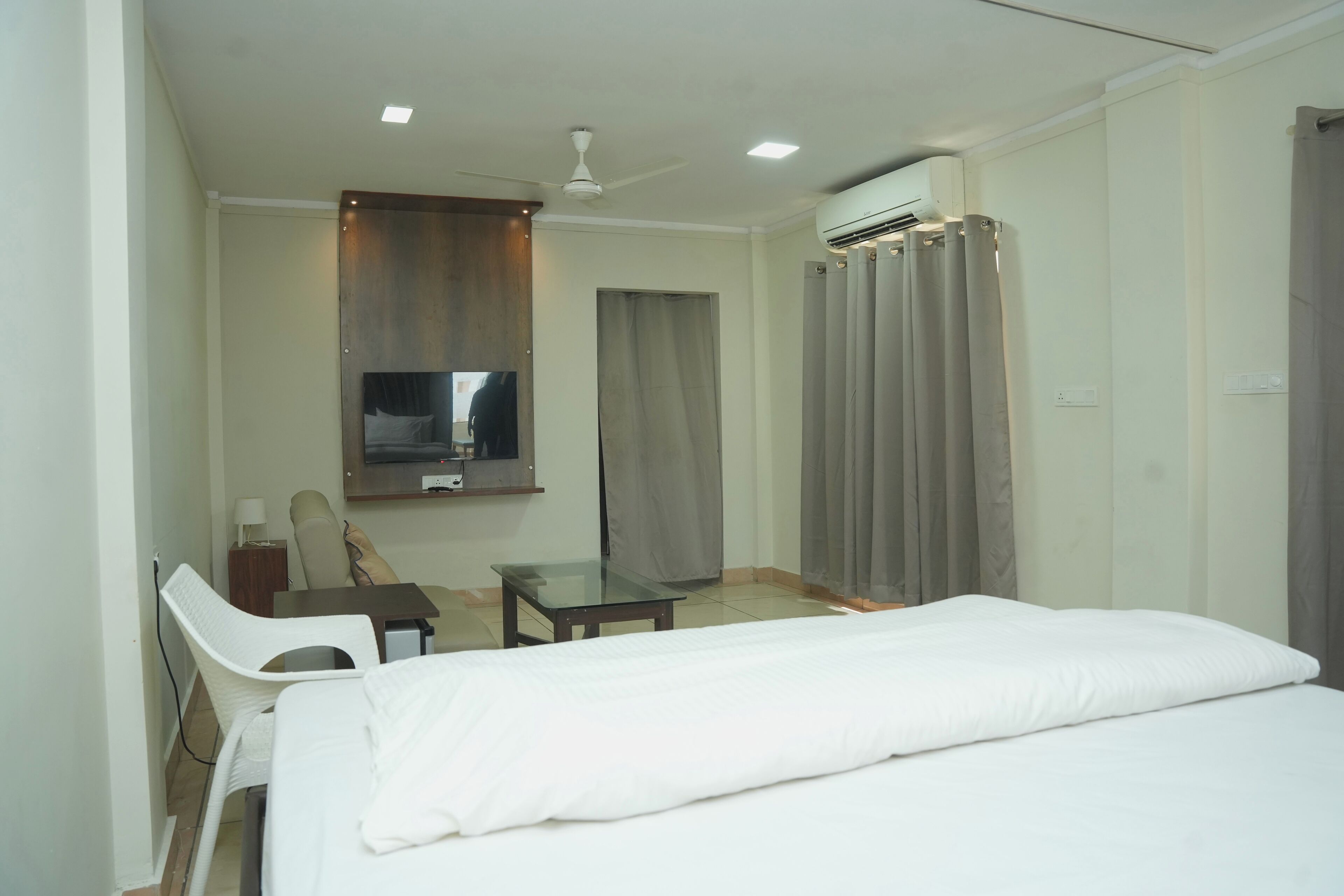 خزنة داخل الغرفة وتجهيزات عازلة للصوت وواي فاي مجانًا