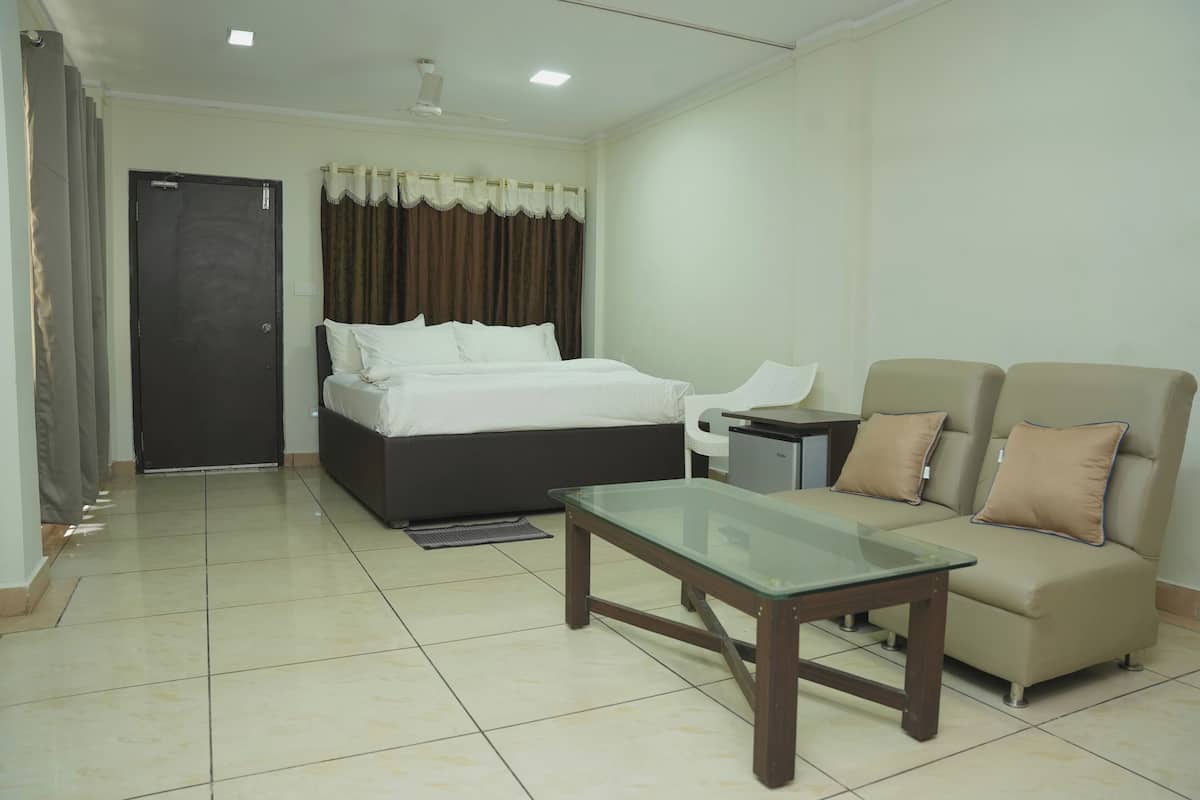 Suite, Balcony, City View | In-room safe, soundproofing, free WiFi