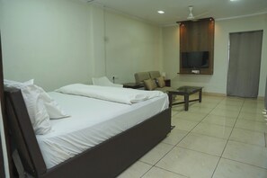 Suite, Balcony, City View | In-room safe, soundproofing, free WiFi