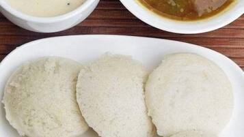 Desayuno con opciones de la cocina local incluido todos los días