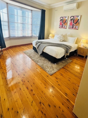 3 bedrooms, iron/ironing board, WiFi, bed sheets