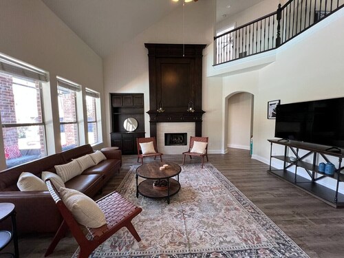 Beautiful pool/SPA, Games, Movie Room and more