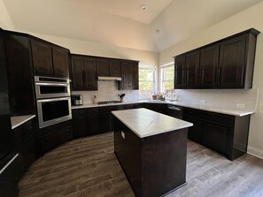 ثلاجة، ميكروويف، فرن، موقد طهي مسطح