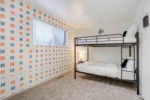 3 bedrooms, travel cot, WiFi, bed sheets