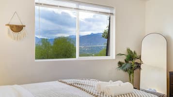 3 bedrooms, travel crib, WiFi, bed sheets