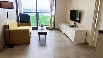 Apartment, 3 Bedrooms, Smoking, Balcony | Living room