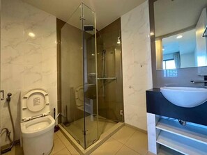 Appartement, 3 chambres, fumeurs, balcon | Salle de bain