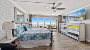 Een strijkplank/strijkijzer, gratis wifi, beddengoed