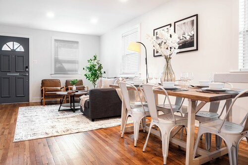 Cozy Townhouse 10 Min from DC