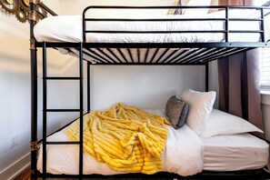 3 chambres, coffres-forts dans les chambres, bureau