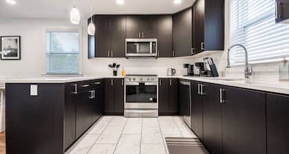Cozy Townhouse 10 Min from DC