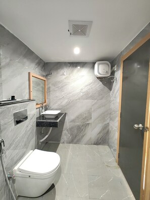 Double Room | Bathroom | Shower, free toiletries, towels, soap