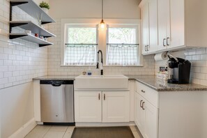 Réfrigérateur, micro-ondes, plaque de cuisson, lave-vaisselle