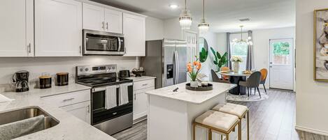 Réfrigérateur, micro-ondes, plaque de cuisson, lave-vaisselle