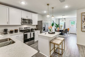 Fridge, microwave, stovetop, dishwasher