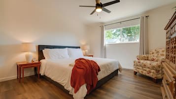 2 habitaciones, escritorio y tabla de planchar con plancha