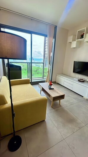 Apartment, 2 Bedrooms, Smoking, Balcony | Living room