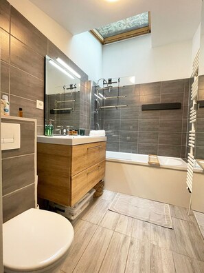 Haartrockner, Handtücher, Seife, Shampoo