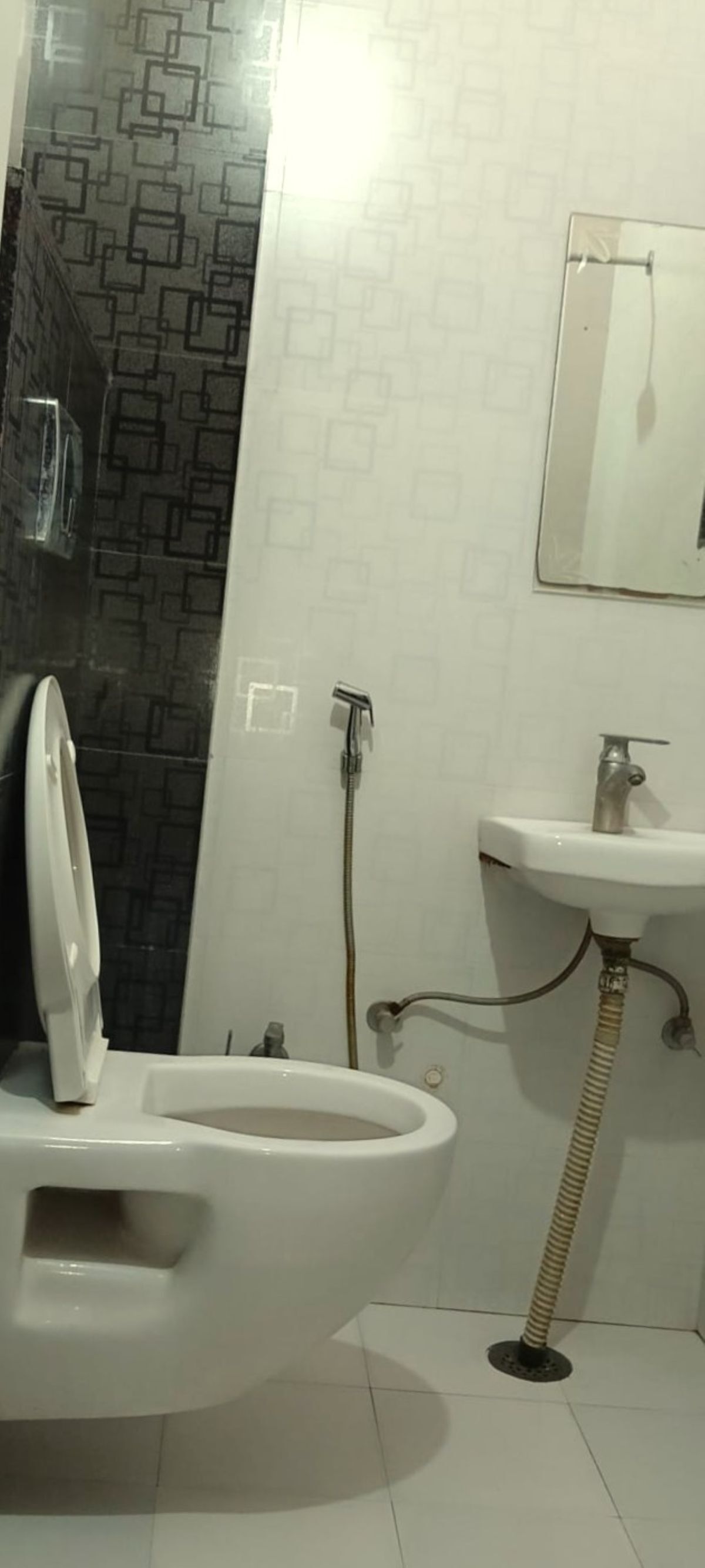 Un baño con inodoro, bidé y lavamanos.