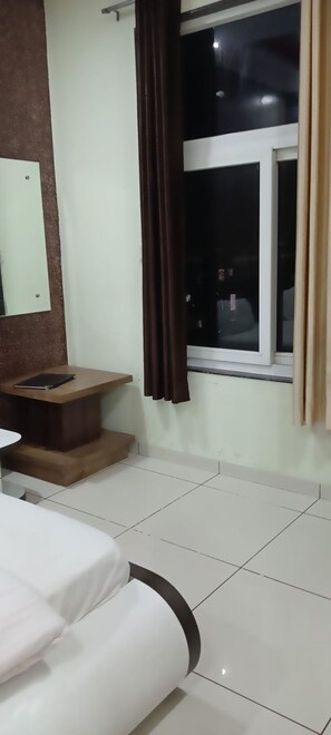 Quarto superior, ar-condicionado | Escrivaninha, camas extras/dobráveis (sobretaxa), Wi-Fi de cortesia