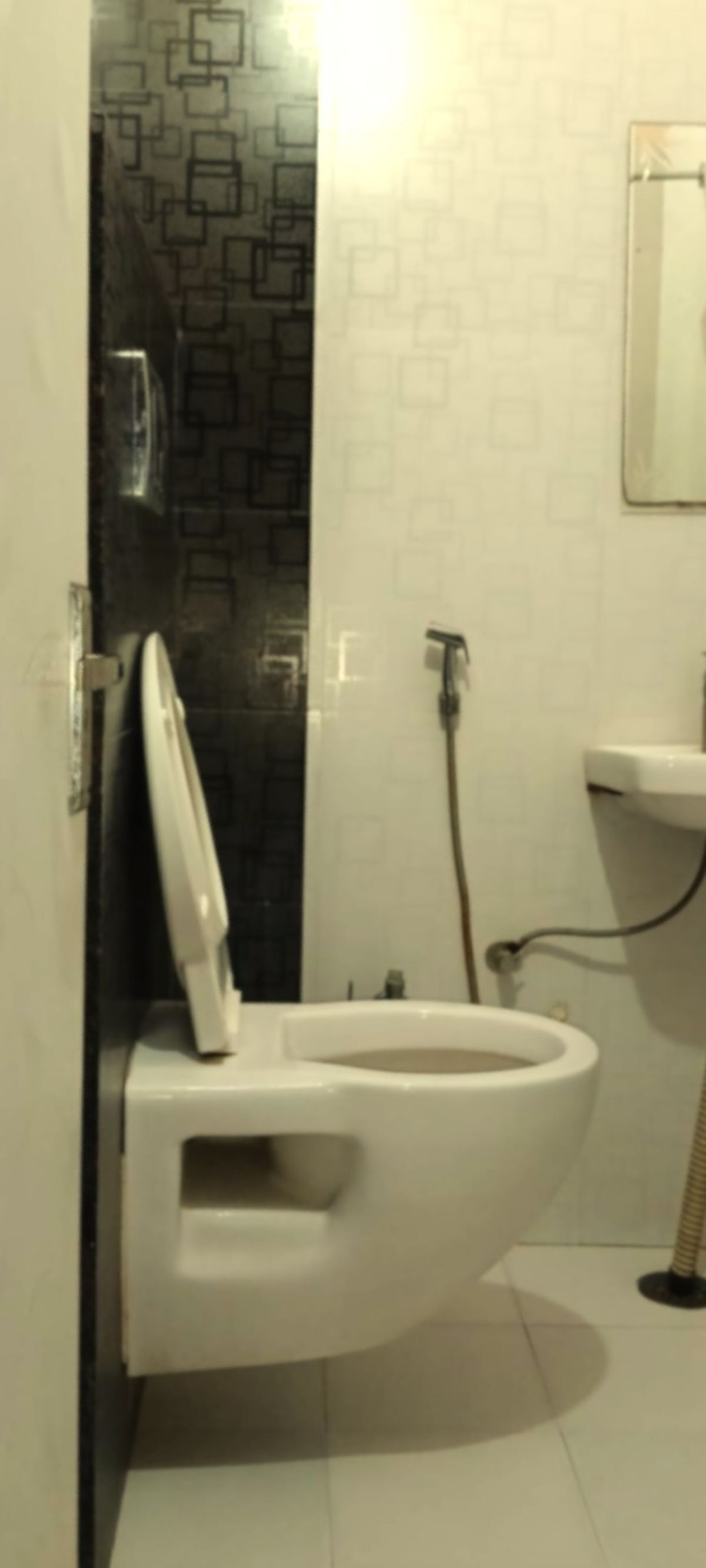 Un baño con inodoro, ducha y lavabo.
