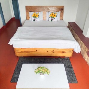 Quarto standard, vista para a cidade | Wi-Fi de cortesia, roupa de cama