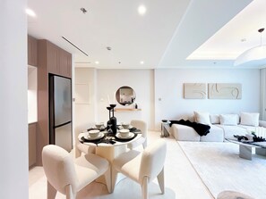 Interior - Palm Jumeirah 1BR - Beach, Pool & Atlantis Views (Dubai)