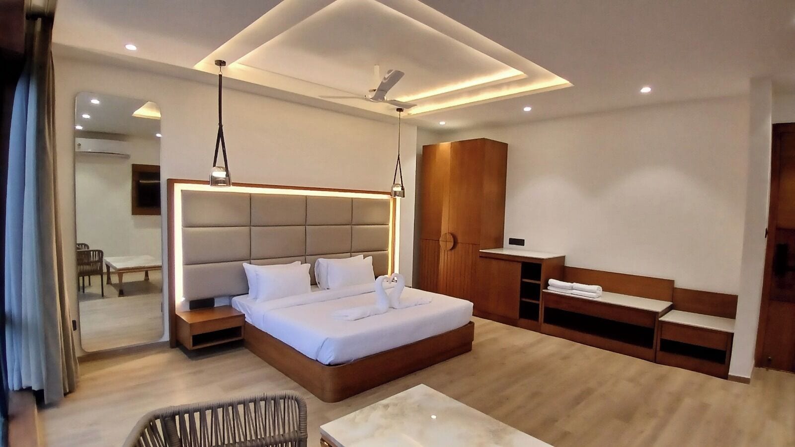 尊榮客房 | 客房內保險箱、書桌、筆電工作空間、熨斗/熨衣板