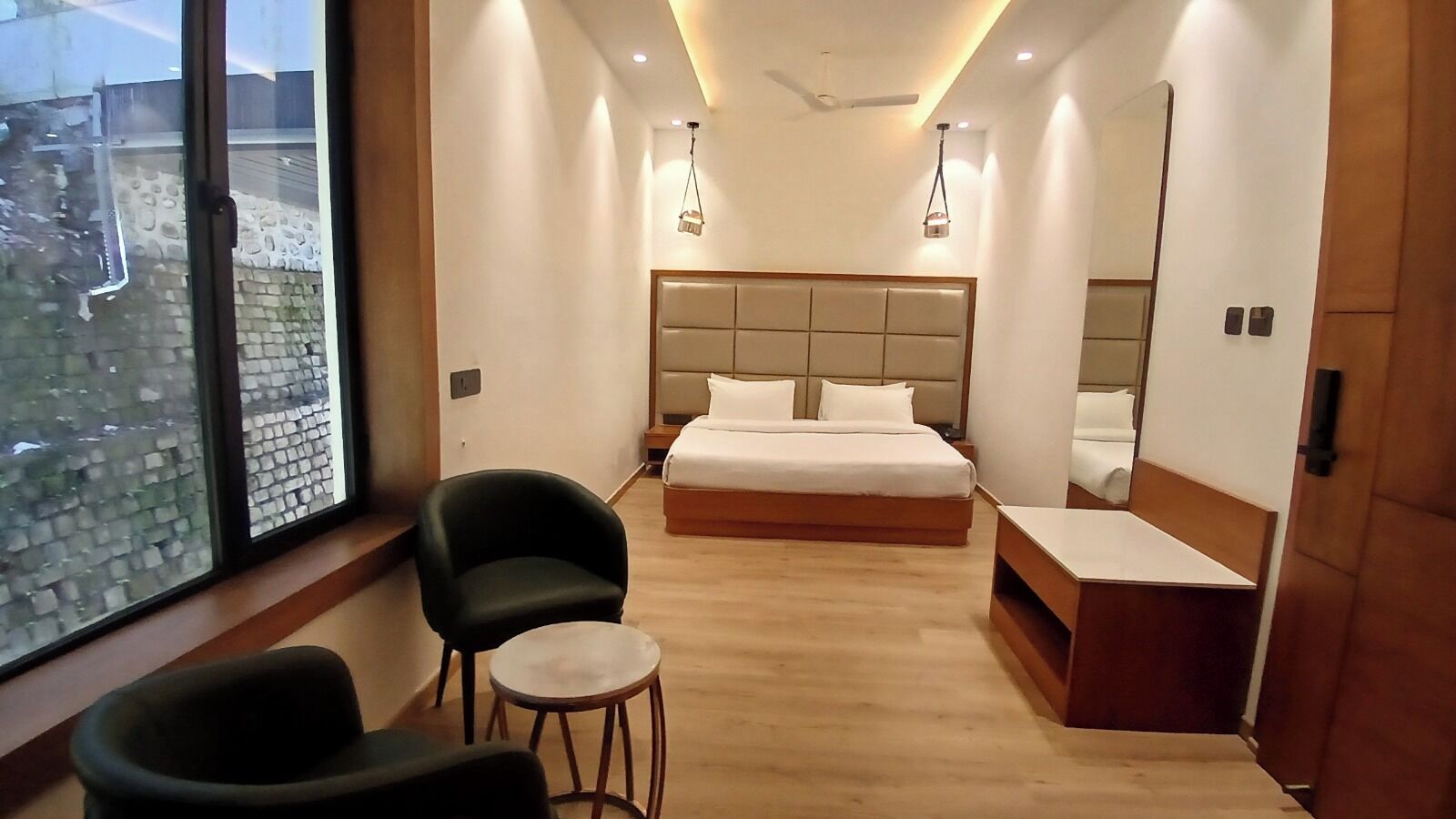 豪華雙人房 | 客房內保險箱、書桌、筆電工作空間、熨斗/熨衣板