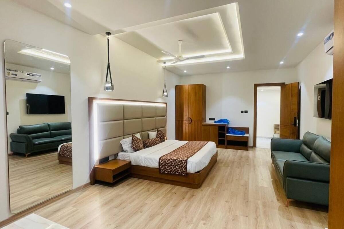 Executive Suite, 1 Queen Bed, Lake View | In-room safe, desk, laptop workspace, iron/ironing board