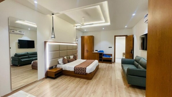 Executive suite, 1 queensize bed, uitzicht op meer | Een kluis op de kamer, een bureau, een laptopwerkplek