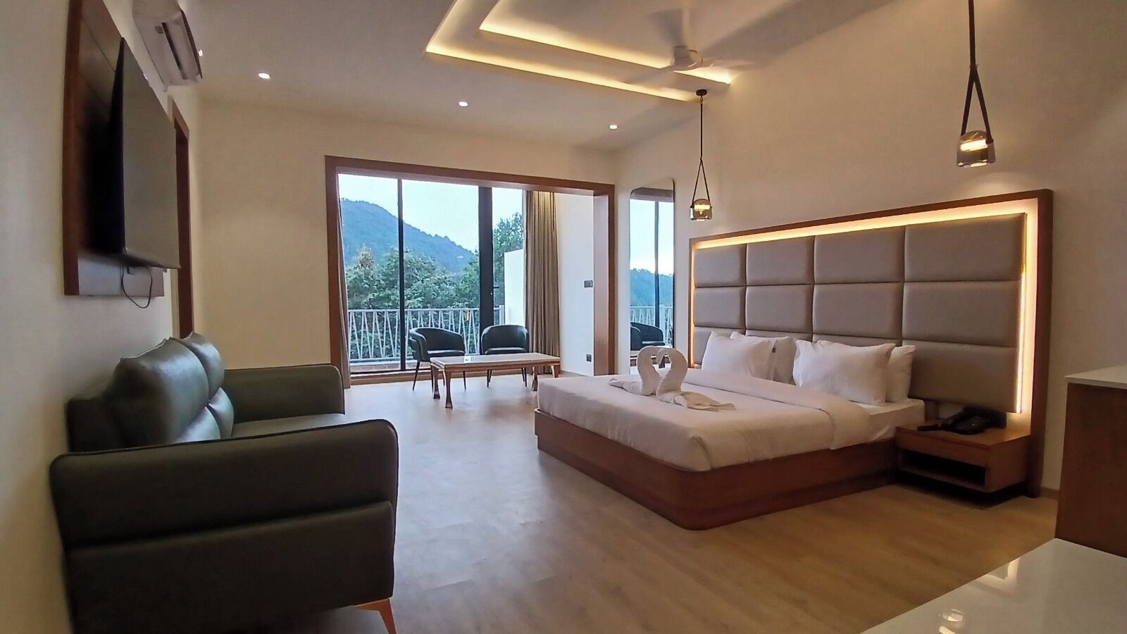 總統開放式套房 | 客房內保險箱、書桌、筆電工作空間、熨斗/熨衣板