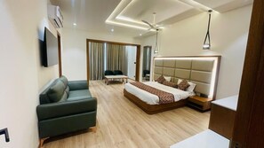 Executive Suite, 1 Queen Bed, Lake View | In-room safe, desk, laptop workspace, iron/ironing board