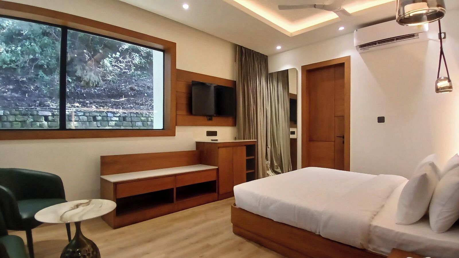 豪華客房 | 客房內保險箱、書桌、筆電工作空間、熨斗/熨衣板