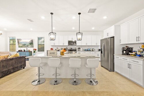  Spacious single house/Large kitchen/6BD/4BA/8beds