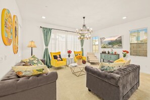 Living area - Spacious single house/Large kitchen/6BD/4BA/8beds (Ontario)